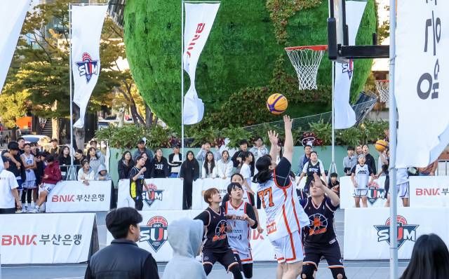 ‘제2회 BNK썸 전국 3x3 농구대회 겸 2026 KXO 3x3 부산 STOP’이 오는 23~25일 부산 송도오션파크 특설코트에서 열린다. 사진은 지난해 대회 모습.부산일보DB.