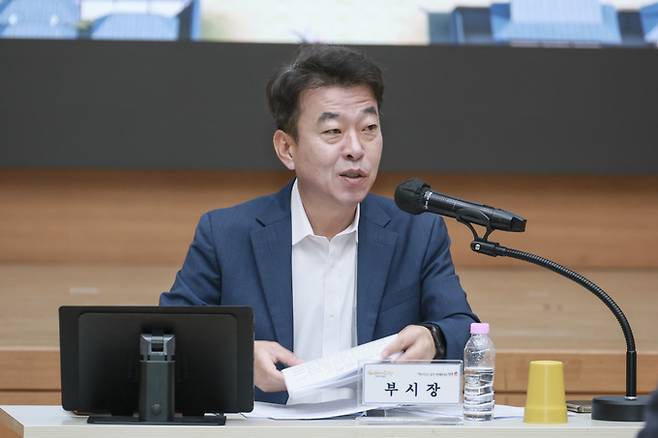 ▲ 최혁준 경주시장 권한대행이 19일 시청 알천홀에서 열린 5월 확대간부회의를 주재하며 주요 현안사업 추진 방향을 설명하고 있다. 경주시