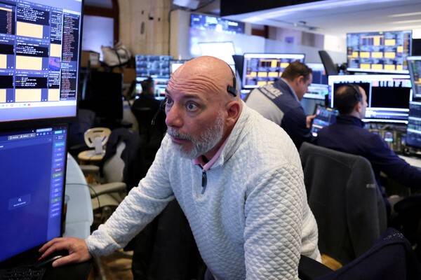 2026년 4월 20일, 미국 뉴욕시의 뉴욕증권거래소(NYSE)에서 거래자들이 거래장에서 업무를 보고 있다. [출처=연합뉴스]