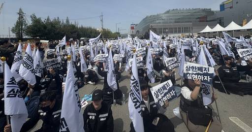 삼성전자노동조합 공동투쟁본부 조합원들이 지난달 23일 오후 경기 평택시 삼성전자 평택사업장 앞에서 열린 투쟁결의대회에서 구호를 외치고 있다./차현정 기자