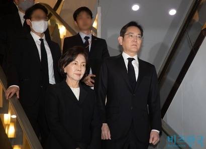 홍라희 리움미술관 명예관장(왼쪽)과 이재용 삼성전자 회장(오른쪽), 이부진 호텔신라 사장, 이서현 삼성물산 사장은 최근 고 이건희 삼성전자 회장 명의의 경기 용인시 에버랜드 일대 토지에 대한 상속등기를 마쳤다. 사진=이종현 기자
