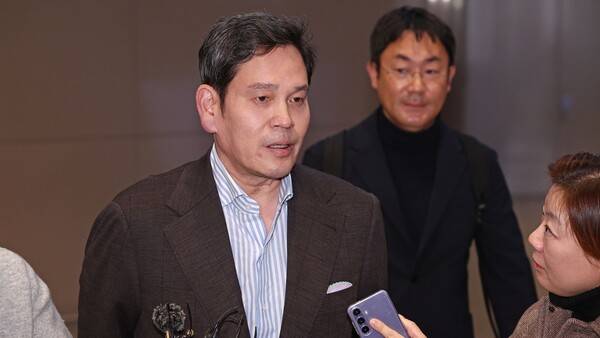 미국에서 도널드 트럼프 미 대통령 당선인을 만난 정용진 신세계그룹 회장이 22일 인천국제공항 제2여객터미널을 통해 귀국해 취재진 질문에 답하고 있다. 2024.12.22. 연합뉴스