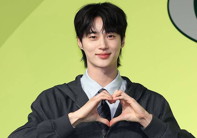 손으로 하트 만드는 변우석 (서울=연합뉴스) 이재희 기자 = 배우 변우석이 19일 서울 종로구 JW메리어트동대문스퀘어서울에서 열린 넷플릭스 예능 '유재석 캠프' 제작발표회에서 포즈를 취하고 있다. 2026.5.19 scape@yna.co.kr (끝) 〈저작권자(c) 연합뉴스, 무단 전재-재배포, AI 학습 및 활용 금지〉