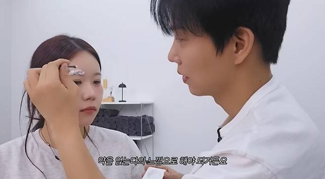 셀프 눈썹 염색을 할 때는 약을 듬뿍 바르고, 중간중간 색을 확인해야 실패를 줄일 수 있다. 사진=기우쌤 유튜브 영상 캡처