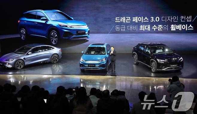 16일 인천시 중구 상상플랫폼에서 열린 BYD 승용 브랜드 런칭 미디어 쇼케이스에서 조인철 BYD 코리아 승용부문 대표가 차량을 소개하고 있다. 2025.1.16 ⓒ 뉴스1 김명섭 기자