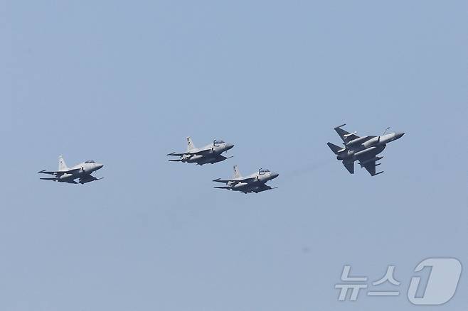 파키스탄 공군 JF-17 '선더' 전투기들이 지난 2023년 2월 13일(현지시간) 파키스탄 카라치 인근 북아라비아해에서 진행된 파키스탄 해군 다국적 훈련 '아만-23'에 참가해 편대비행하고 있다. 2023.02.13. ⓒ 로이터=뉴스1
