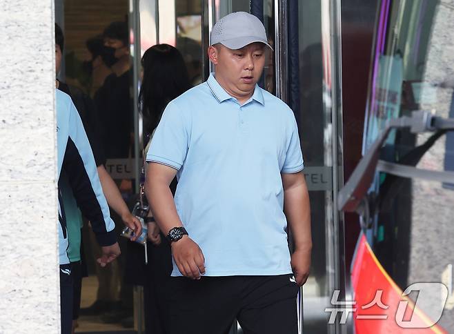 북한 여자축구팀 ‘내고향여자축구단’ 리유일 감독이 18일 숙소로 지정된 경기 수원시 팔달구 노보텔 앰배서더 수원에서 나와 훈련장으로 향하고 있다. (공동취재) 2026.5.18 ⓒ 뉴스1 김영운 기자