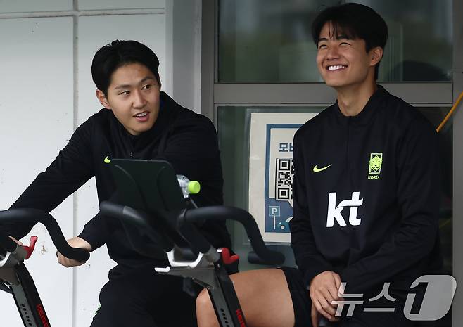 한국 축구 국가대표팀 이강인과 설영우가 7일 오후 경기도 고양시 일산서구 고양종합운동장 보조구장에서 열린 팬 오픈 트레이닝 행사에서 훈련하고 있다. 한국 축구대표팀은 오는 10일 오후 8시 서울월드컵경기장에서 브라질과 평가전을 치른 뒤 14일 파라과이와 맞붙는다. 2025.10.7 ⓒ 뉴스1 김민지 기자