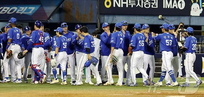 14일 오후 서울 송파구 잠실야구장에서 열린 프로야구 '2026 신한은행 SOL KBO리그' 삼성 라이온즈와 LG 트윈스의 경기, 9대5 승리를 거둔 삼성 선수들이 기쁨을 나누고 있다. 2026.5.14 ⓒ 뉴스1 김진환 기자