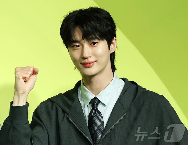 배우 변우석이 19일 오전 서울 종로구 JW 동대문 메리어트 호텔에서 열린 넷플릭스 새 예능프로그램 ‘유재석 캠프’ 제작발표회에 참석해 포즈를 취하고 있다. ‘유재석캠프’는 초보 캠프장 유재석과 예측 불가 직원 이광수, 변우석, 지예은이 숙박객들과 떠들어 재끼고, 놀아 재끼고, 까불어 재끼며 일상 탈출을 완성하는 단체 캠프 예능으로 오는 26일 공개된다. 2026.5.19 ⓒ 뉴스1 김진환 기자