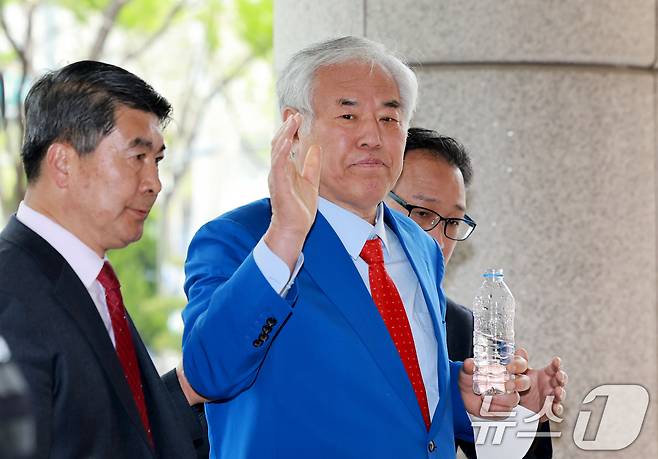 서울서부지법 난동 사태 배후로 지목돼 수건조물침입교사 혐의 등으로 기소된 전광훈 사랑제일교회 목사가 17일 서울 마포구 서울서부지법에서 열린 재판에 출석하고 있다. 2026.4.17 ⓒ 뉴스1 이호윤 기자