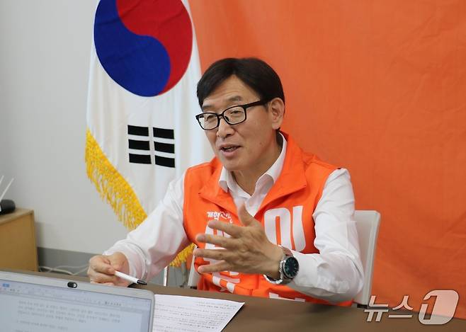 이기붕 후보가 지난 18일 뉴스1과 인터뷰에서 교통 정책을 설명하고 있다. / 뉴스1 ⓒ News1