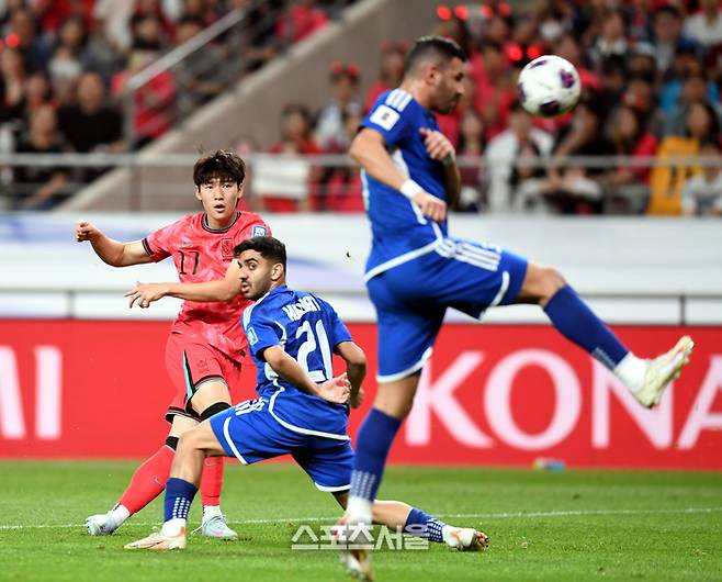 배준호가 지난해 6월10일 서울월드컵경기장에서 열린 2026 FIFA 북중미 월드컵 3차 예선 쿠웨이트와 경기에서 슛을 시도하고 있다. 최승섭기자 thunder@sportsseoul.com