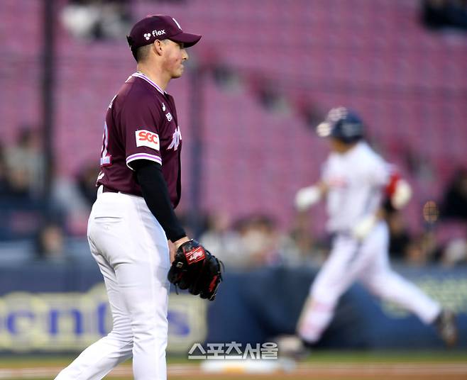 키움 로젠버그가 3일 서울 잠실구장에서 열린 2025 KBO 리그 두산전 1회말 2사1·2루 상대 양의지에 좌월홈런을 허용한 후 허탈해하고 있다. 잠실 | 최승섭기자 thunder@sportsseoul.com