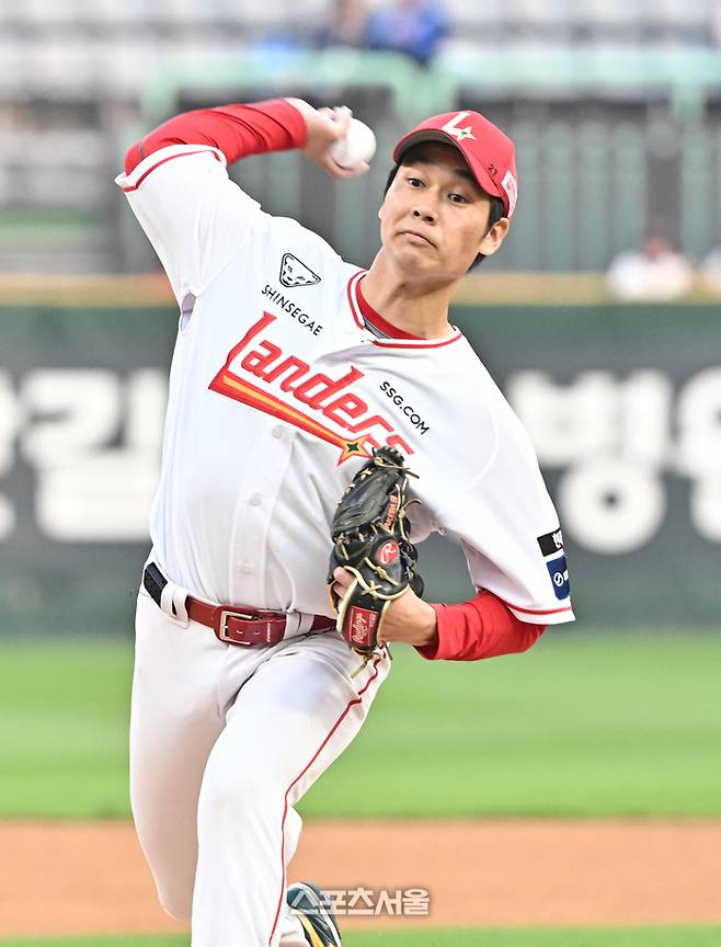 SSG 타케다가 14일 문학구장에서 열린 2026 KBO리그 두산과 경기에 선발 등판해 힘차게 공을 던지고 있다. 문학 | 박진업 기자 upandup@sportsseoul.com