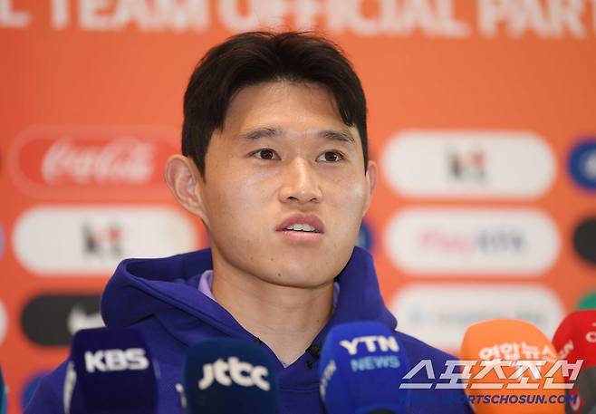 2026북중미 월드컵에 출전하는 A대표팀 본진이 18일 오후 인천국제공항 제2터미널을 통해 출국했다. 이동경이 인터뷰하고 있다. 인천공항=정재근 기자 cjg@sportschosun.com/2026.5.18