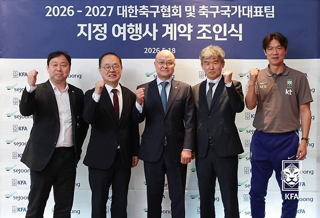 세중 안영우 상무, 대한축구협회 이용수 부회장, 세중 천세전 대표이사, 김승희 전무이사, 홍명보 국가대표팀 감독(왼쪽부터).  사진제공=대한축구협회