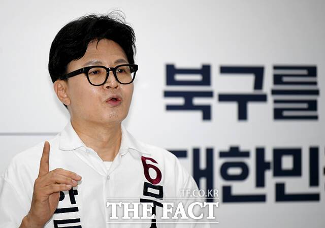한동훈 무소속 부산 북구갑 국회의원 후보가 19일 오전 부산 북구 선거사무소에서 기자회견을 열고 공약을 발표하고 있다. /부산=박상민 기자