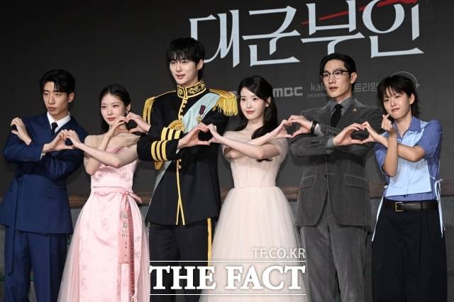 MBC 금토드라마 '21세기 대군부인'이 최고 시청률 13.8%로 종영했지만, 지금 온라인에서는 축하보다 비판이 훨씬 더 거세다. 사진은 배우 유수빈과 공승연, 변우석, 아이유, 노상현, 이연(왼쪽부터)이 지난달 가진 이 드라마 제작발표회 당시 포즈를 취하고 있다. /김성렬 기자