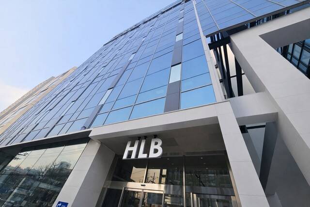 HLB제약이 1200억원 규모의 유상증자를 결정한 가운데 모회사인 HLB가 간암·담관암 신약의 미국 식품의약국(FDA) 승인 결과를 확인하기 전 대규모 증자에 나선 배경을 두고 관심이 쏠린다. HLB 사옥. /HLB