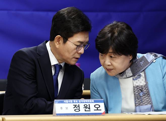 정원오 더불어민주당 서울시장 후보가 19일 오전 서울 중구 선거사무실에서 열린 제3차 선거대책위원회 회의에서 상임선대위원장인 서영교 의원과 대화하고 있다./뉴스1