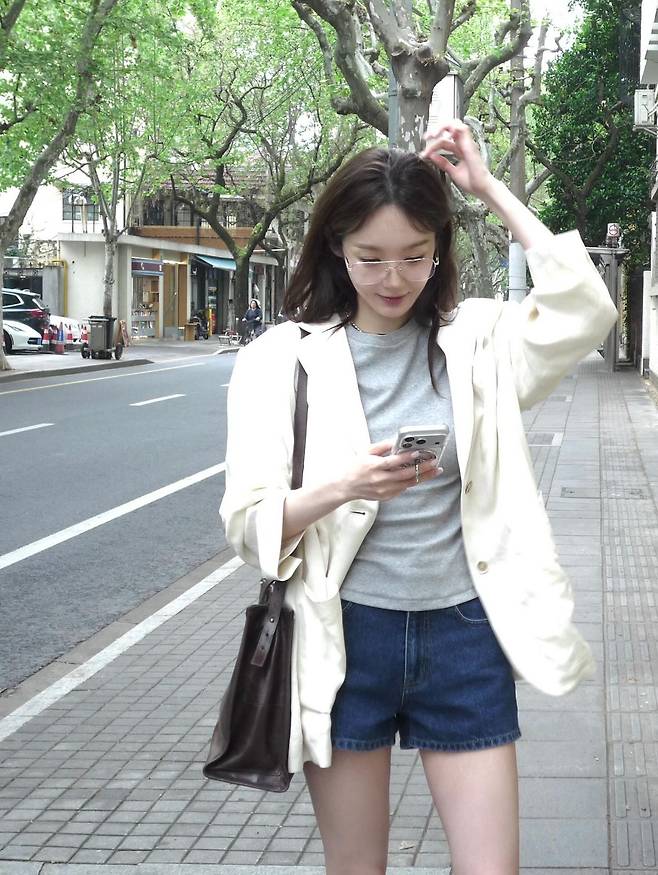 강민경의 청반바지 코디. 인스타그램 @iammingki