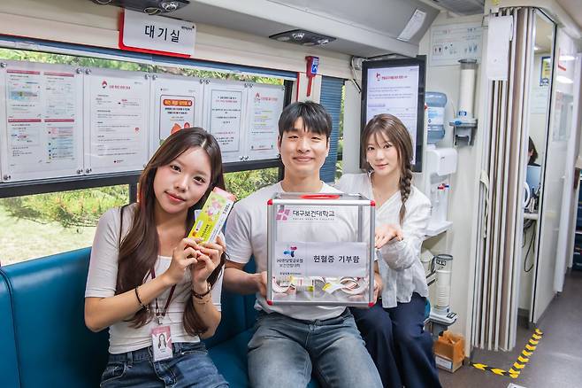 18일 대구 북구 대구보건대에서 열린 ‘헌혈 사랑 나눔 축제’에서 학생들이 백혈병·소아암 환자 등을 돕기 위한 헌혈증서를 기증하며 기념사진을 찍고 있다. 대구보건대 제공