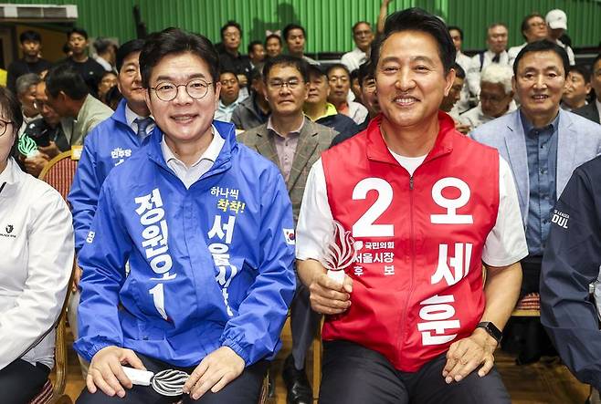 정원오 더불어민주당 서울시장 후보와 오세훈 국민의힘 서울시장 후보가 16일 서울 송파구 잠실실내체육관에서 열린 서울시민체육대축전 개막식에 참석해 자리에 앉아 있다. 뉴시스
