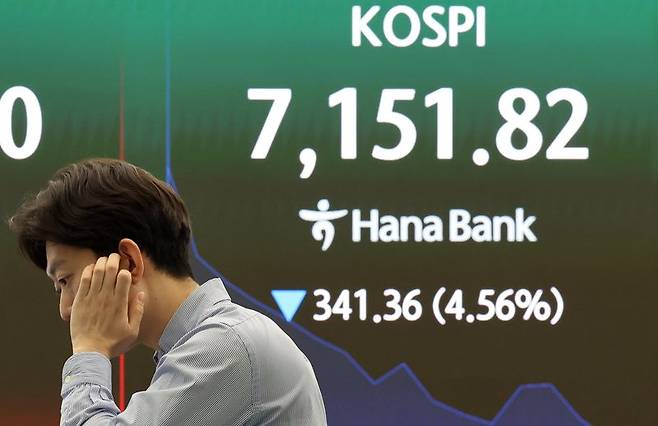 지난 18일 오전 서울 중구 하나은행 딜링룸에서 딜러들이 업무를 하고 있다. 뉴시스