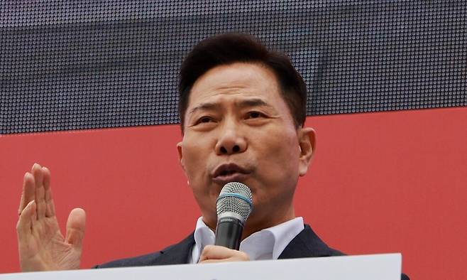 2025년 3월1일 서울 여의대로에서 세이브코리아가 연 ‘3·1절 국가비상기도회’에서 손현보 목사가 윤석열 대통령 탄핵 기각을 촉구하고 있다. 연합뉴스