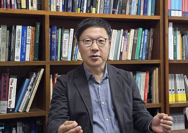 이철희 서울대 경제학부 교수가 서울 관악구 신림동 서울대 한국경제혁신센터의 연구실에서 제16회 학현학술상을 수상한 소감을 말하고 있다.