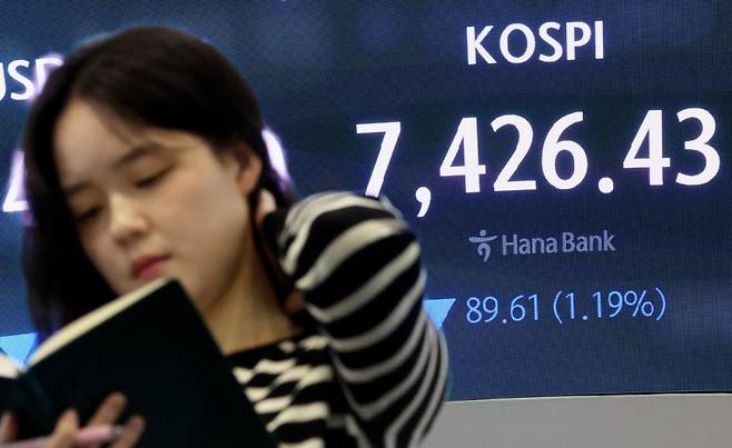이날 코스피는 전 거래일 대비 90.38포인트(1.20%) 내린 7425.66, 코스닥은 0.27포인트(0.02%) 오른 1111.36로 개장했다. 서울 외환시장에서 원·달러 환율은 전날 대비 6.5원 내린 1493.8원에 거래를 시작했다. 뉴스1