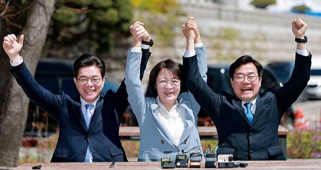 더불어민주당 정원오 서울시장 후보(왼쪽부터)·추미애 경기지사 후보·박찬대 인천시장 후보가 지난 달 12일 국회 소통관 앞에서 간담회를 하며 기념 촬영하고 있다. [사진=연합뉴스]