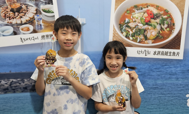 대만 현지 참가자들이 제주 감귤초콜릿 만들기 체험 프로그램에 참여하고 있다. (제주관광공사 제공)