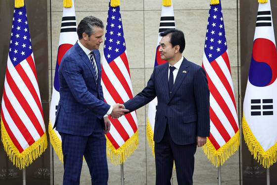 안규백 국방부 장관과 피트 헤그세스 미국 국방부 장관이 제57차 한미안보협의회의(SCM) 확대회의에서 악수하고 있다. 뉴스1