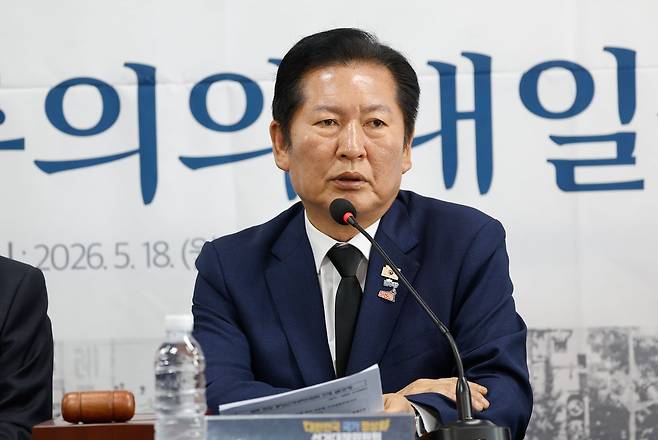 정청래 더불어민주당 대표가 18일 광주 지원동 임택 동구청장 후보선거사무실에서 열린 광주 현장 중앙선거대책위원회의에서 모두발언을 하고 있다. [뉴스1]