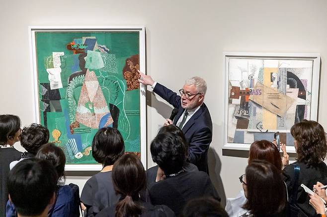 크리스티앙 브리앙 퐁피두센터 근대 컬렉션 총괄 큐레이터가 피카소의 '소녀의 초상'(1914)을 소개하고 있다. 사진 한화문화재단