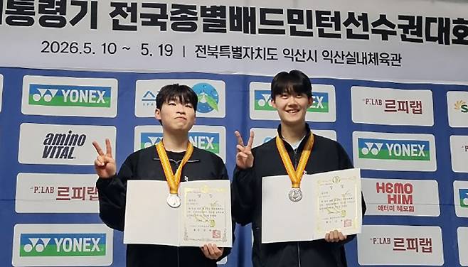 ▲ 철원 출신 이치우(사진 오른쪽) 선수가 전북 익산에서 열린 대통령기 전국종별 배드민턴 선수권대회에서 준우승을 했다.