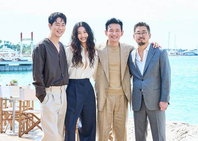 영화 <호프>의 주연배우 조인성, 정호연, 황정민이 18일(현지시간) 프랑스 칸 팔레 드 페스티발 인근 해변에서 기념사진을 찍고 있다. 플러스엠 엔터테인먼트 제공