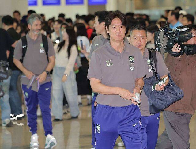 2026 북중미 월드컵에 출전하는 축구 국가대표팀 홍명보 감독이 18일 사전 훈련 캠프가 차려지는 미국 유타주 솔트레이크시티로 출국하기 위해 인천국제공항 제2여객터미널에서 이동하고 있다. 연합뉴스