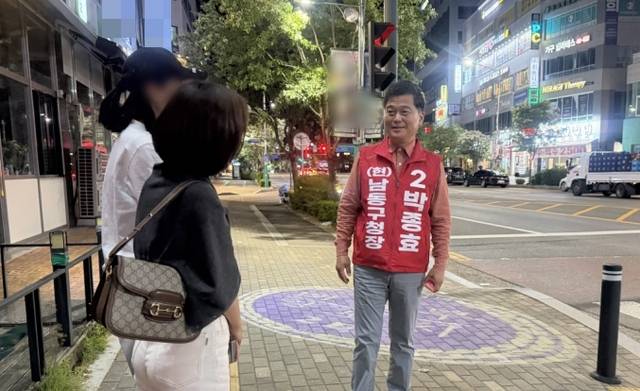 박종효 국민의힘 인천 남동구청장 후보가 유권자를 만나 선거 운동을 하고 있다. 박종효 후보 선거 사무소 제공