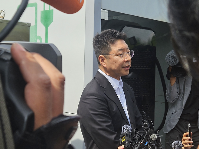 김수완 신세계그룹 총괄부사장이 19일 오전 광주 서구 5·18기념문화센터를 찾았지만 방문이 거절당하고, 인근에서 기자들의 질문에 응답하고 있다. [송민섭 기자]