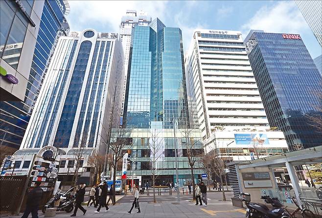 코스피가 연일 고공행진하고 있다. 일각에선 과도한 변동성을 우려한 경고음도 나온다. (연합뉴스)