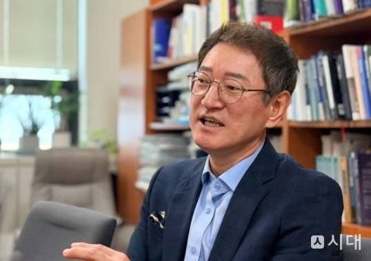 김용진 서강대 교수가 18일 대학 연구실에서 삼성전자 성과급 갈등 해법을 말하고 있다. /사진=이무영 제도혁신연구소 부소장