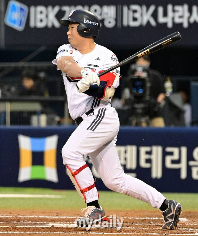 2026년 5월 19일 오후 서울 잠실구장에서 열린 '2026 신한 SOL KBO리그' NC 다이노스와 두산 베어스의 경기. 두산 양의지가 6회말 2사 1.2루서 1타점 적시타를 치며 통산 2000안타를 기록하고 있다./잠실=유진형 기자