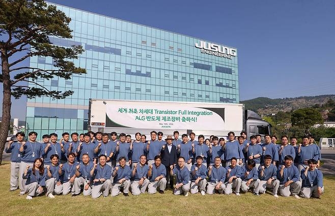 ALG 반도체 제조 장비 출하식 모습.  [주성엔지니어링 제공]