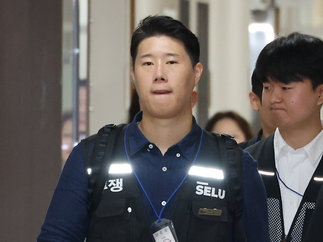 삼성그룹 초기업노동조합 삼성전자지부 최승호 위원장이 총파업 예고 시점을 이틀 앞둔 19일 정부세종청사 중앙노동위원회에서 열린 2차 사후조정 2일차 회의에 참석하고 있다. [연합]
