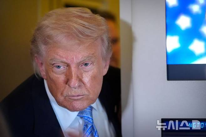 [베이징=AP/뉴시스] 도널드 트럼프 미국 대통령이 15일(현지 시간) 중국 베이징 일정을 마치고 미국으로 향하는 에어포스 원에서 취재진 질문에 답하고 있다. 2026.05.16