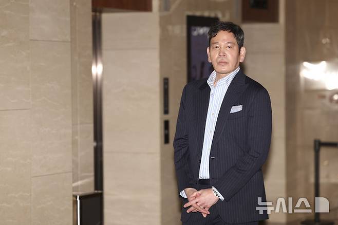 [서울=뉴시스] 김근수 기자 = 정용진 신세계그룹 회장이 29일 오후 서울 송파구 잠실 롯데콘서트홀에서 열린 부인 한지희씨의 데뷔 앨범 발매 콘서트에 참석해 자리를 이동하고 있다. 2026.04.29. ks@newsis.com
