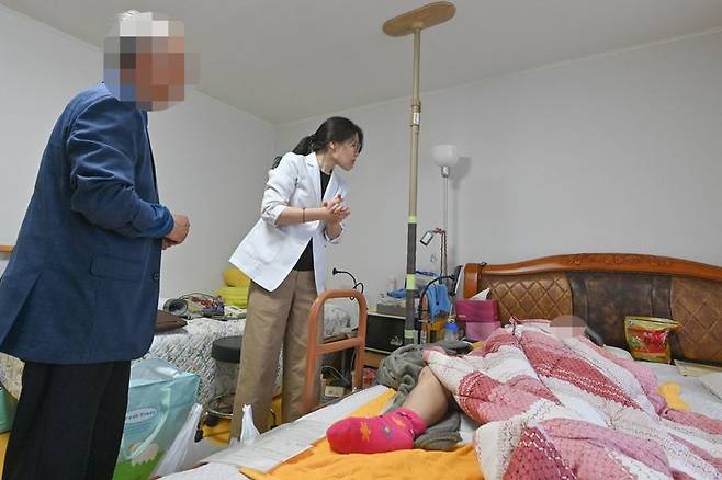 [대구=뉴시스] 이상제 기자 = 18일 대구 남구 봉덕동의 한 아파트에서 대구자연한의원의 김현정 원장이 방문 의료 대상자를 치료하고 있다. 2026.05.19. king@newsis.com  *재판매 및 DB 금지
